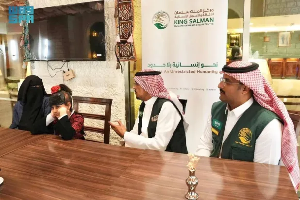 فريق «مركز الملك سلمان للإغاثة» مع الطفلة الفلسطينية وعد العيد وذويها (واس)