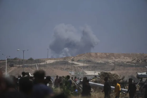 الدخان يتصاعد في أعقاب قصف إسرائيلي على جنوب غزة (أ.ب)