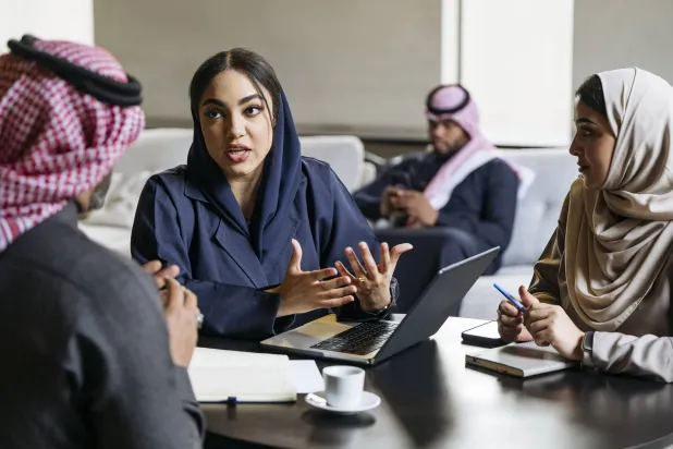 خبراء: الناس أكثر استعداداً لمشاركة بياناتهم عندما يشعرون بأنهم جزء من عملية اتخاذ القرار (غيتي)