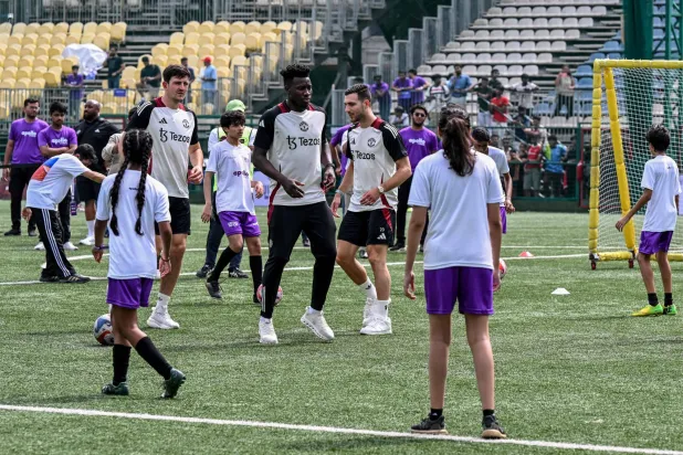 الغريب أن أندريه أونانا نال الاهتمام الأكبر، فقد هتف باسمه الجمهور منذ فترة الإحماء (أ.ف.ب)