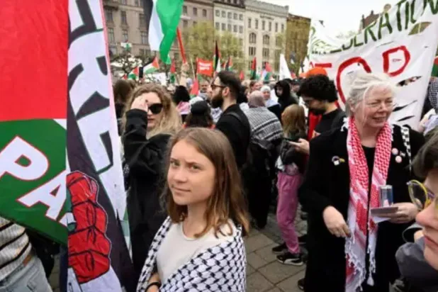 الناشطة المناخية غريتا ثونبرغ في مالمو خلال احتجاج مؤيد للفلسطينيين خارج الصالة التي ستستقبل نهائيات «يوروفيجن 2024» (أرشيفية - رويترز)