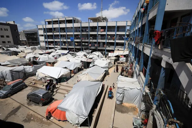 فلسطينيون نزحوا جرّاء الهجوم العسكري الإسرائيلي يحتمون في خيام بمدرسة تابعة لـ«الأونروا» في مدينة غزة... 28 مايو 2025 (رويترز)