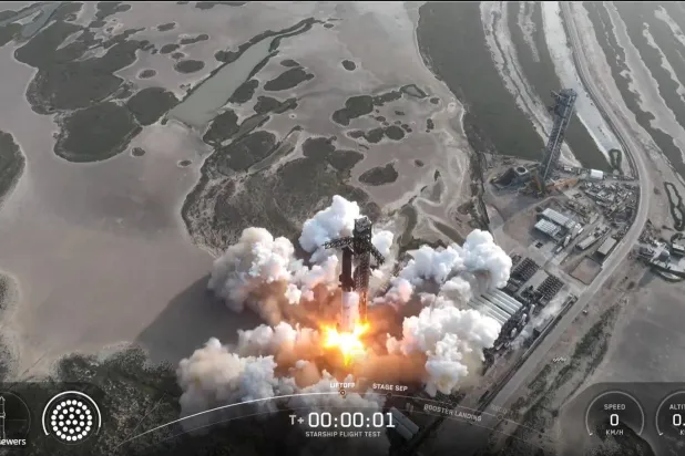 تُظهر لقطة الشاشة هذه من البث المباشر لشركة «سبياس إكس» إطلاق صاروخ «ستارشيب» من قاعدة في تكساس يوم 27 مايو 2025 (أ.ف.ب)