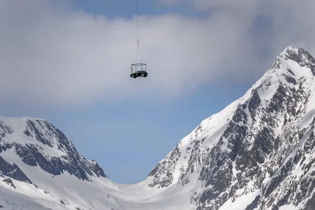 تذوب ببطء… وتُنذر بكارثة (أ.ف.ب)