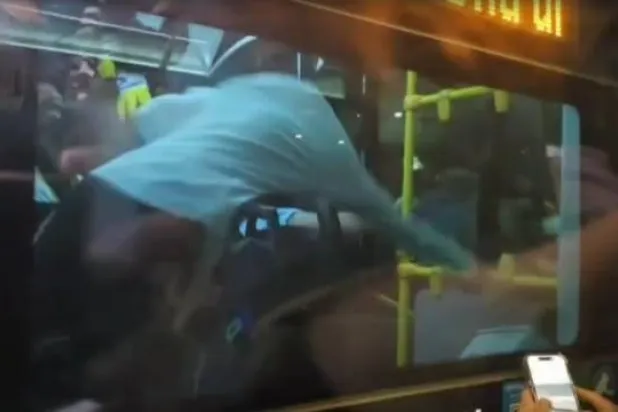 أحد مشجعي الفريق الإسرائيلي يعتدي على سائق حافلة عربي بعد خسارة فريقه (هيئة البث الإسرائيلية)