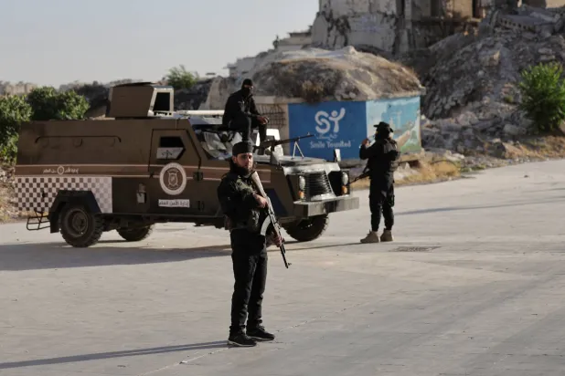 قوات أمن سورية في مدينة حلب يوم 27 مايو (رويترز)