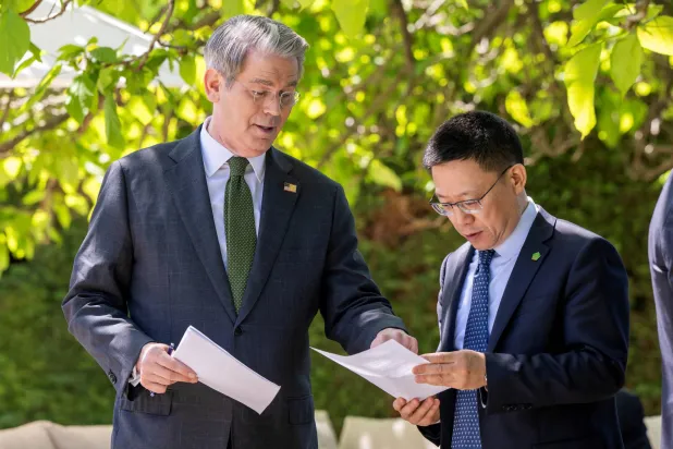 وزير الخزانة الأميركي سكوت بيسنت يتحدث مع نائب وزير المال الصيني لياو مين خلال اجتماع ثنائي في جنيف بسويسرا (رويترز)