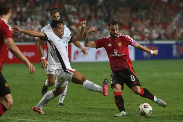 البرتغالي برونو فرنانديز قائد مان يونايتد (يمين) في هونغ كونغ (رويترز)