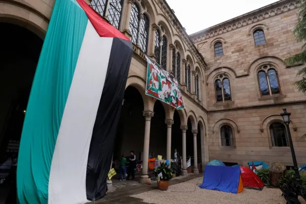 Gazze Şeridi'ndeki Filistinlilere destek amacıyla Barselona Üniversitesi'ndeki bir öğrenci kampında asılı Filistin bayrağı (Arşiv - Reuters)