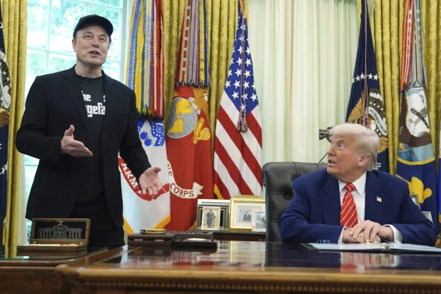 الرئيس الأميركي دونالد ترمب وإيلون ماسك خلال مؤتمر صحافي بالبيت الأبيض بمناسبة مغادرة الأخير لمنصبه (أ.ب)