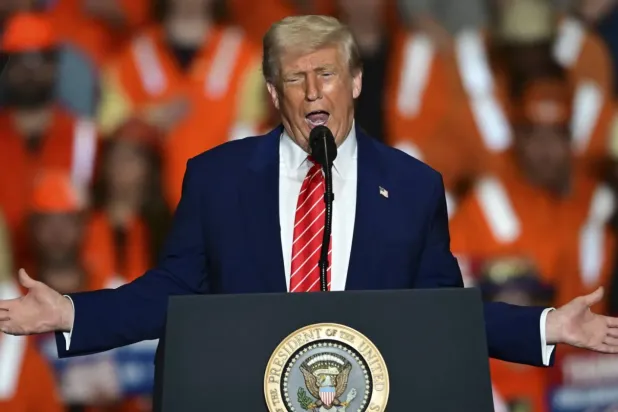 ABD Başkanı Donald Trump, Pensilvanya'daki bir fabrikada konuşuyor (AP)