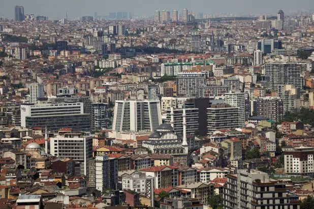 تظهر المباني السكنية والتجارية في منطقة كاغيثانه في إسطنبول (رويترز)