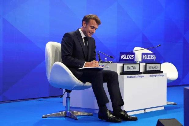 الرئيس الفرنسي إيمانويل ماكرون في سنغافورة (أ.ف.ب)