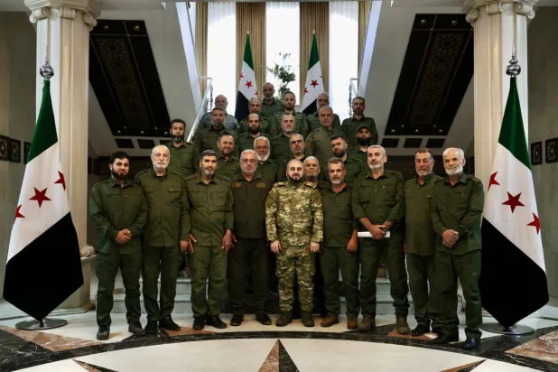 وزير الدفاع مرهف أبو قصرة مع ضباط إدارة الكلية الحربية في هيئة التدريب (وزارة الدفاع)