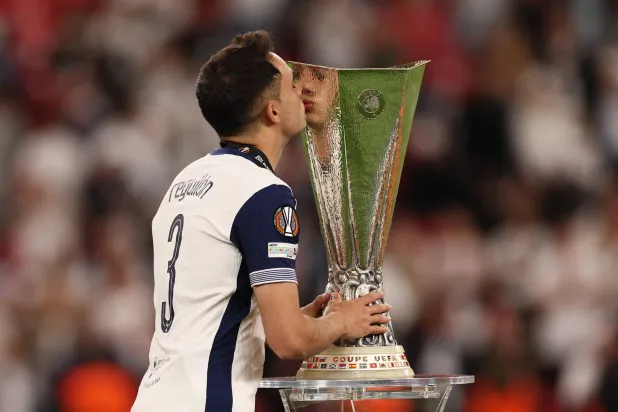 سيرخيو ريغيلون في لقطته الأخيرة مع توتنهام بالفوز باليوروباليغ (رويترز)