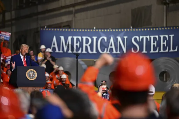 ترمب يتحدث في مصنع «يو إس ستيل» في بنسلفانيا - 30 مايو 2025 (أ.ب)