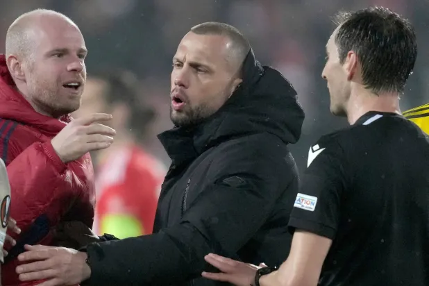 جون هيتينغا مدرباً جديداً لأياكس أمستردام (أ.ب)