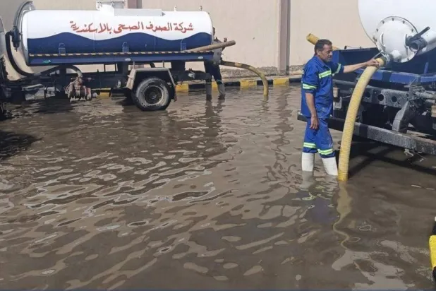 جانب من عمليات رفع مياه الأمطار في الإسكندرية (محافظة الإسكندرية)