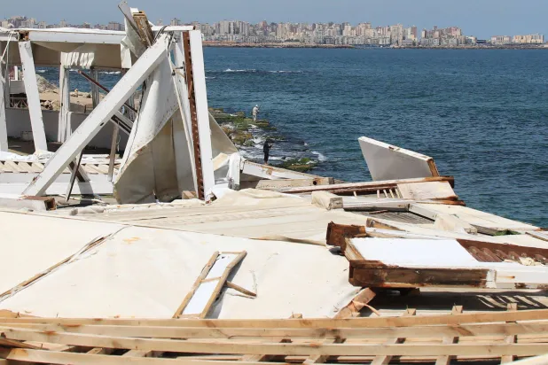 بعض الأضرار التي لحقت بمنشآت ساحلية بالإسكندرية (أ.ف.ب)
