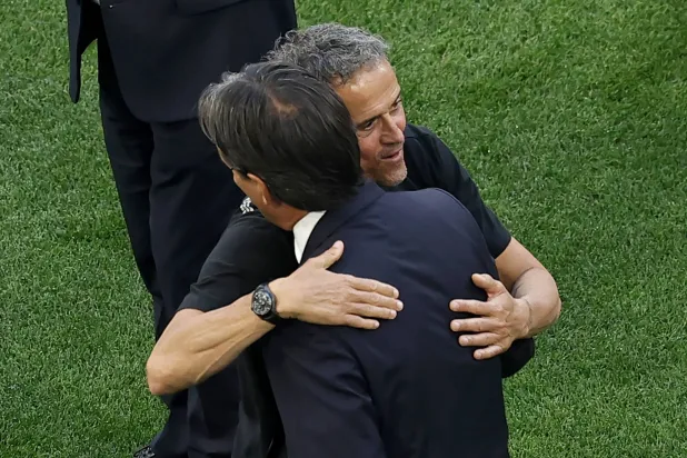 إنزاغي وإنريكي يتبادلان العناق قبل انطلاق النهائي الأوروبي (إ.ب.أ)