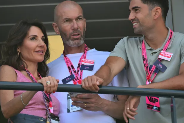 زيدان وزوجته وابنه لدى حضورهم سباق الجائزة الكبرى في موناكو مؤخراً (إ.ب.أ)