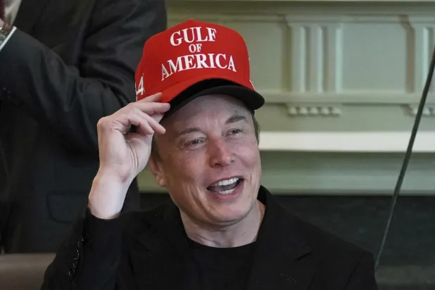 Trump'ın talimatıyla Meksika Körfezi'nin adı Amerika Körfezi olarak değiştirilmişti; Musk da basın toplantısında bunu destekleyen bir şapka taktı (AP)