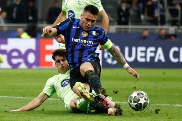 Pau Cubarsi'nin Lautaro Martinez'in ayağına yaptığı kayarak müdahale, penaltıyla sonuçlandı (Reuters)