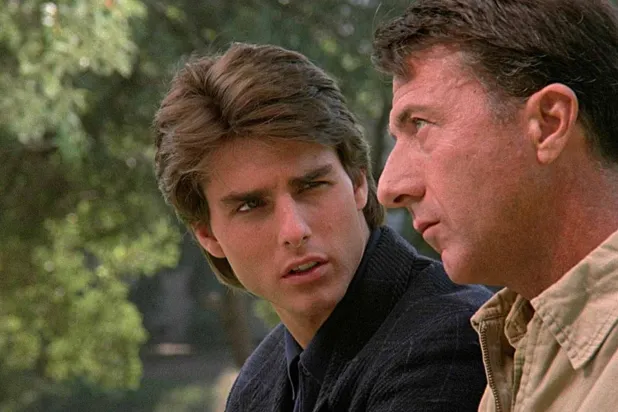 Tom Cruise'un (solda) bencil otomobil satıcısı Charlie'yi oynadığı Yağmur Adam'da Dustin Hoffman (sağda), Savant sendromlu otistik dahi Raymond rolünde (Metro-Goldwyn-Mayer)