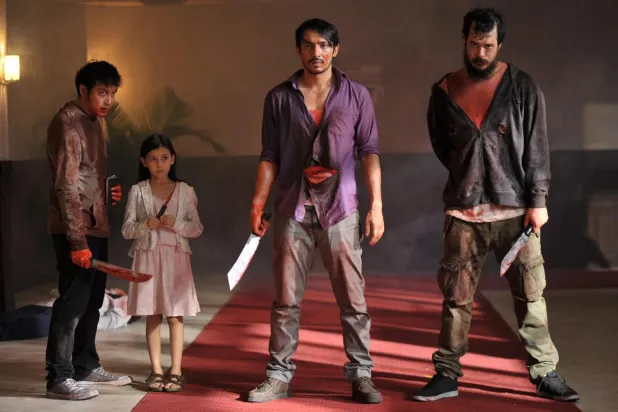 Netflix, 18 yaşından küçük izleyiciler için uygun olmadığını belirttiği filmin konusunu "Bir katliam sırasında bir kızın hayatını bağışlayan elit Triad tetikçisi, kana susamış gangsterlerin saldırısına uğrar" diye özetliyor (Netflix)