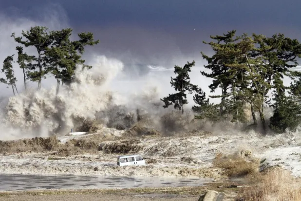 Japonya'nın Minamisoma kıyılarına 2011'de tsunami dalgaları vurmuştu (AFP)