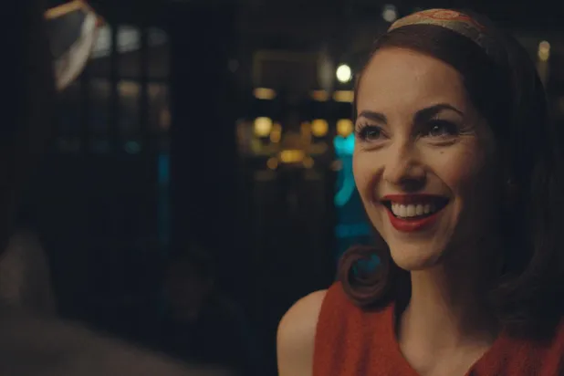 1970'lerde geçen dizinin başrolündeki Bárbara Mori, oyunculuk kariyerine 10 yaşındayken rol aldığı dizilerle başladı (Apple)