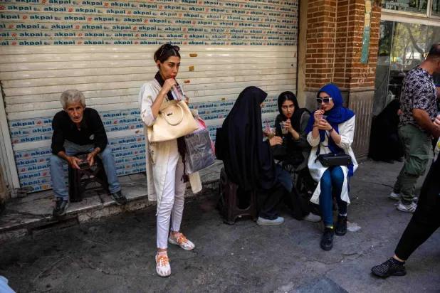 İran'da hava sıcaklıklarının 50 dereceyi bulması üzerine Ağustos 2023'te iki gün tatil ilan edilmişti (AFP)