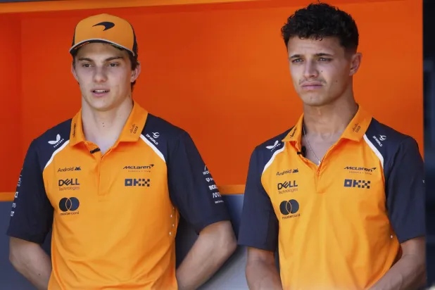 2023'ten beri McLaren'da yarışan Oscar Piastri, takımda 7. senesini geçiren Lando Norris'le şampiyonluk mücadelesi veriyor (AP)