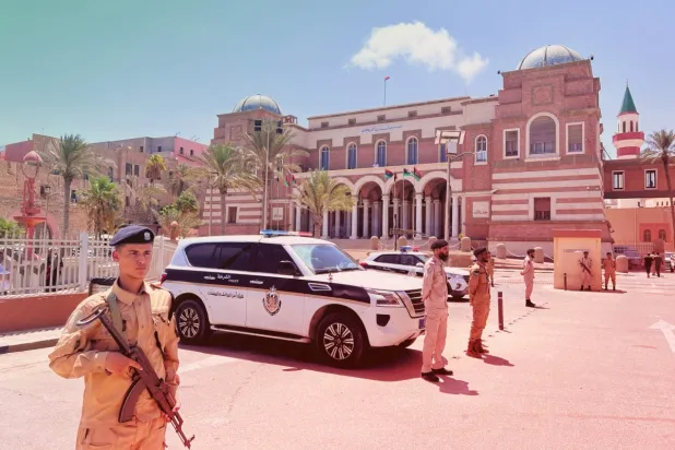 Libya'nın Trablus kentindeki Libya Merkez Bankası önünde nöbet tutan Libya İçişleri Bakanlığı’na bağlı güvenlik güçleri, 27 Ağustos 2024 (Reuters)