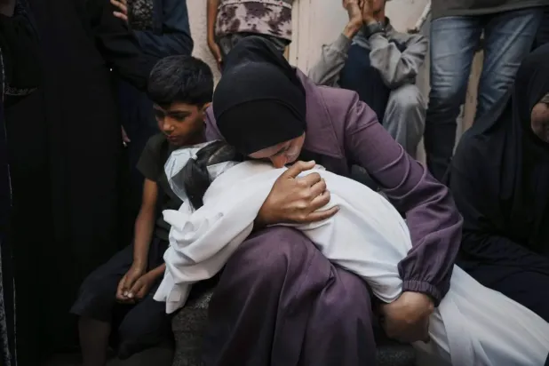 8 yaşındaki kızı Miyar Ebu Avde'nin yasını tutan Filistinli anne (AP)