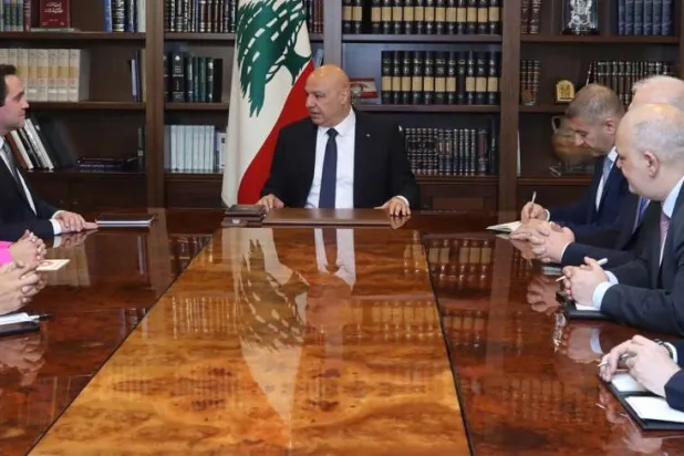 الرئيس اللبناني جوزيف عون مجتمعاً مع المدير العالمي لترخيص وتطوير «ستارلينك» سام تورنر (الرئاسة اللبنانية)