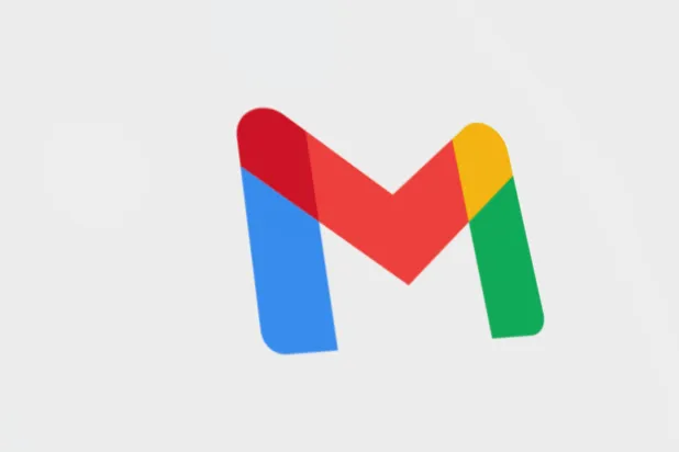 الميزة تتيح عرض ملخصات فورية لمحتوى الرسائل الطويلة وهي متوفرة حالياً لمشتركي باقات «غوغل وورك سبيس» و«ذكاء غوغل بريميوم» فقط (آب ستور)