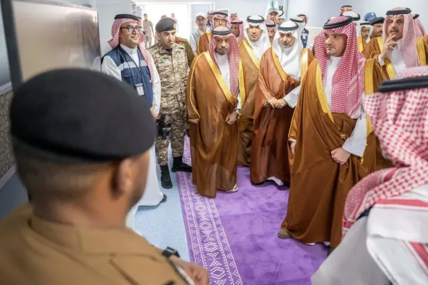 Suudi Arabistan İçişleri Bakanı Prens Abdulaziz bin Suud, İçişleri Bakanlığı'nın Arafat'taki sahra hastanesinin açılışında (SPA)