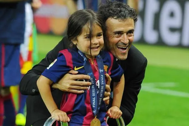 إنريكي مع ابنته زانا الراحلة (وسائل إعلام فرنسية)