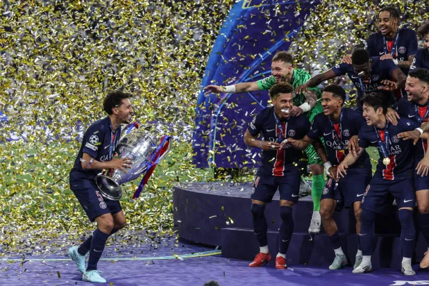 ماركينيوس قائد سان جيرمان خلال التتويج بالكأس (أ.ف.ب)