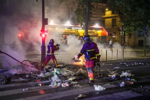 قُتِل شخصان بعدما خرج آلاف من مشجعي باريس سان جيرمان إلى الشوارع (إ.ب.أ)