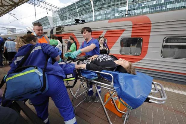 يُعالج مسعفون روس ركاب قطار مصابين لدى وصولهم إلى محطة قطار كييفسكي في موسكو (أ.ف.ب)