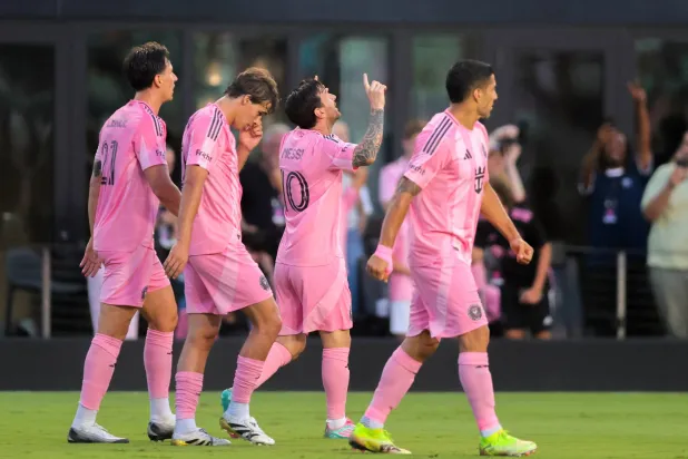 ميسي يحتفل مع زملائه بالفوز الكبير (رويترز)