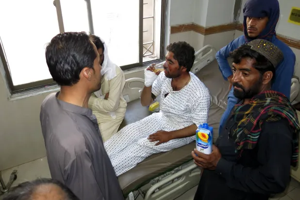 رجل مصاب في انفجار بمنطقة نوان كيلي يتلقى العلاج بعد نقل المصابين إلى مستشفى في كويتا عاصمة إقليم بلوشستان باكستان في 1 يونيو 2025 (إ.ب.أ)