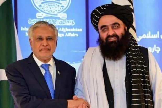 وزير الخارجية الباكستاني إسحاق دار يصافح وزير الخارجية الأفغاني بالنيابة أمير خان متقي قبل اجتماعهما في كابل خلال أبريل الماضي (أ.ب)