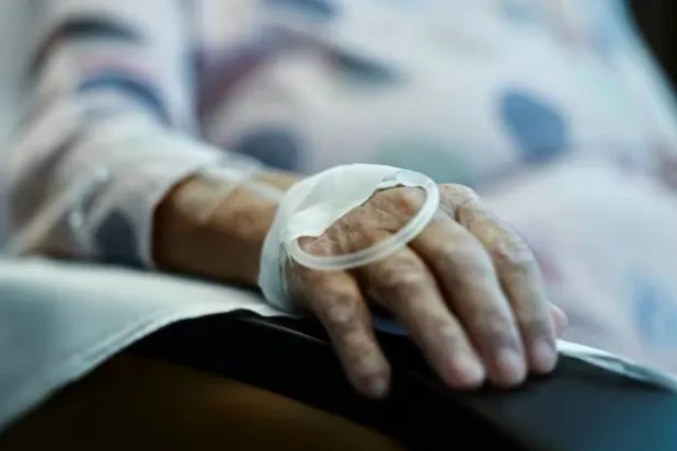 انخفاض مستوى الصفائح الدموية يعرّض مرضى السرطان لخطر الإصابة بنزيف داخلي شديد أو ربما مميت (أرشيفية-رويترز)