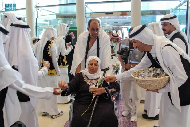 ضيوف خادم الحرمين الشريفين من حجاج فلسطين لدى وصولهم (واس)