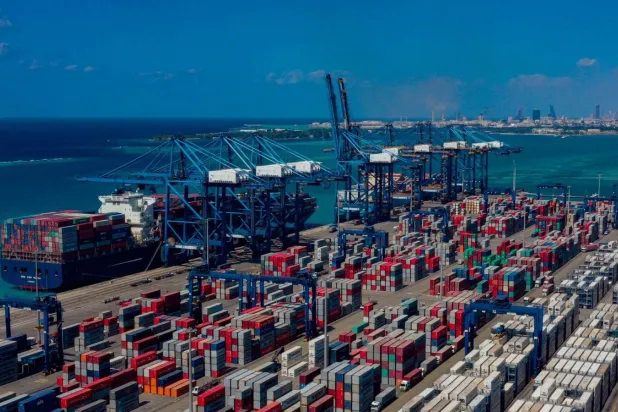 حاويات بضائع في ميناء جدة الإسلامي (موانئ)