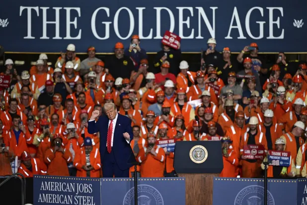 الرئيس دونالد ترمب يرقص بعد إلقائه كلمة في مصنع «يو إس ستيل مون فالي ووركس-إرفين»... (أ.ب)