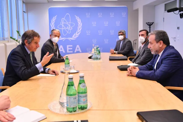 غروسي يُجري مفاوضات مع عراقجي على هامش مفاوضات فيينا بشأن «البرنامج النووي الإيراني» في مايو 2021 (أرشيفية - الوكالة الدولية)